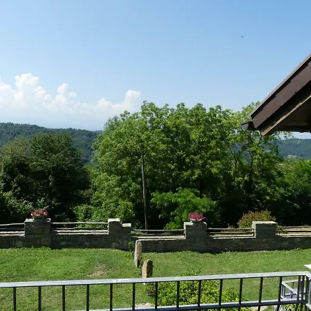 Buchere Nyaraló Mombarcaro